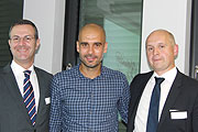 Pep Guardiola mit sagt Ilído César Ferreira (l.), Socio bei Bové Montero und Malte Thalemann, Partner bei LKC Kemper Czarske v. Gronau Berz GbR   Foto: LKC/ Mario Thurnes